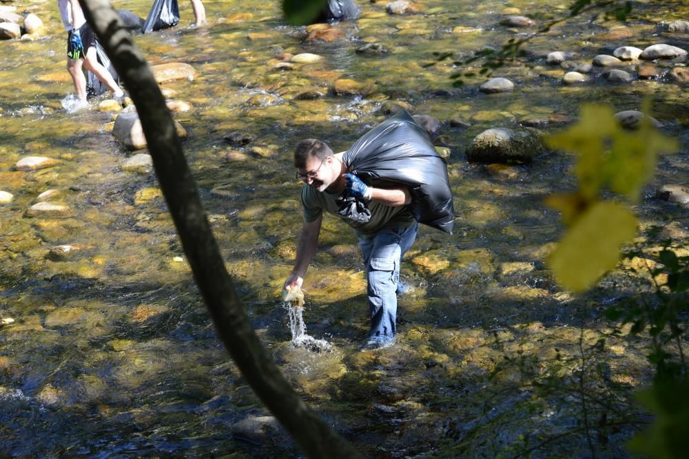 Limpieza del río tras el Descenso del Nalón en Laviana