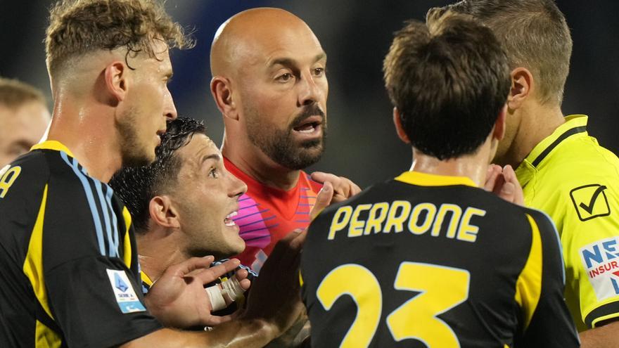 Pepe Reina se retira del fútbol con una expulsión en su último partido
