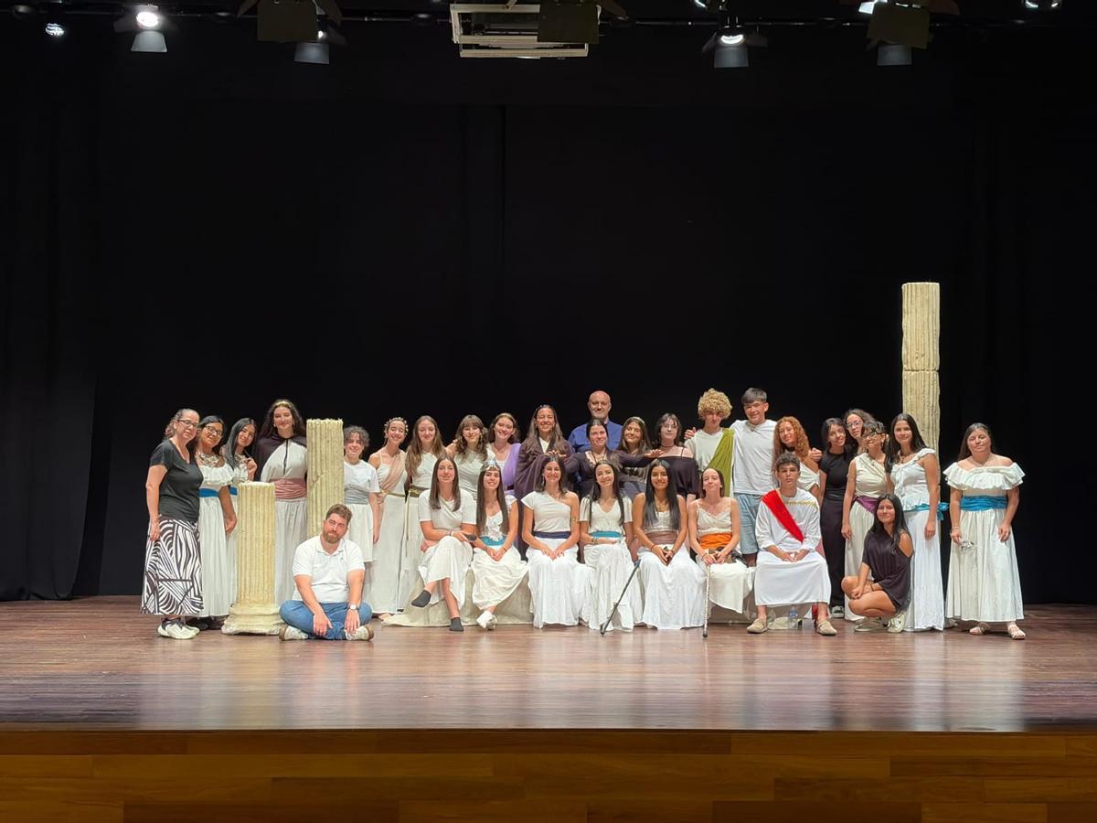 Integrantes del grupo de teatro del Colegio Marista El Pilar.
