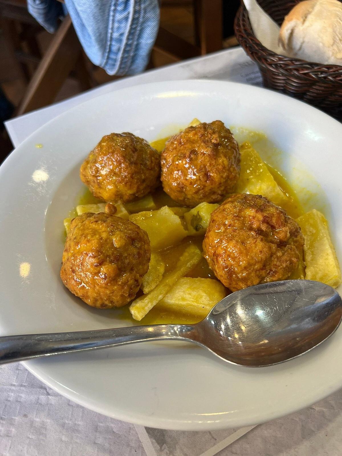 Bar Dueñas, el negocio de Sevilla que nació como ultramarinos hace un siglo y es famoso por sus albóndigas y espinacas con garbanzos