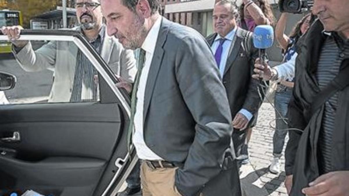 DECLARACIÓN JUDICIALRamon Espadaler, a su salida de la Ciutat de la Justícia, donde declaró ayer sobre la fortuna de Jordi Pujol Ferrusola.