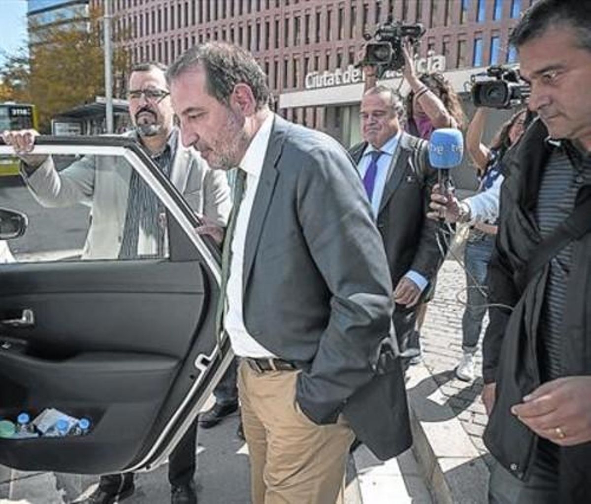 DECLARACIÓ JUDICIALRamon Espadaler, al sortir de la Ciutat de la Justícia, onva declarar ahir sobre la fortuna de Jordi Pujol Ferrusola. DECLARACIÓ JUDICIALRamon Espadaler, al sortir de la Ciutat de la Justícia, onva declarar ahir sobre la fortuna de Jordi Pujol Ferrusola.