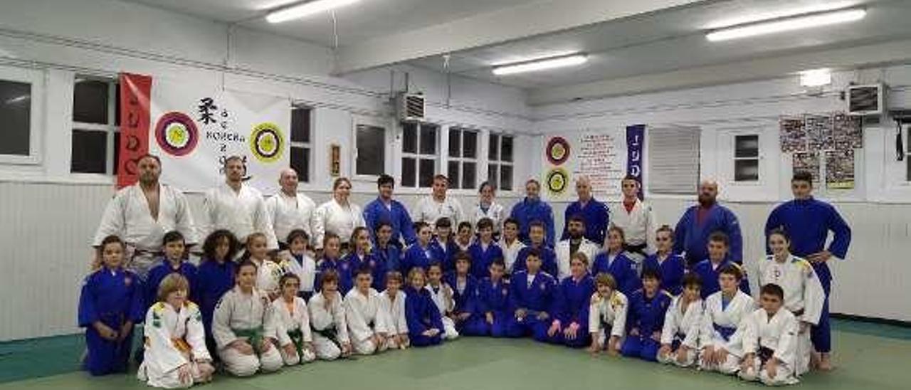 Alumnos y profesores, en las instalaciones del Judo Noreña.