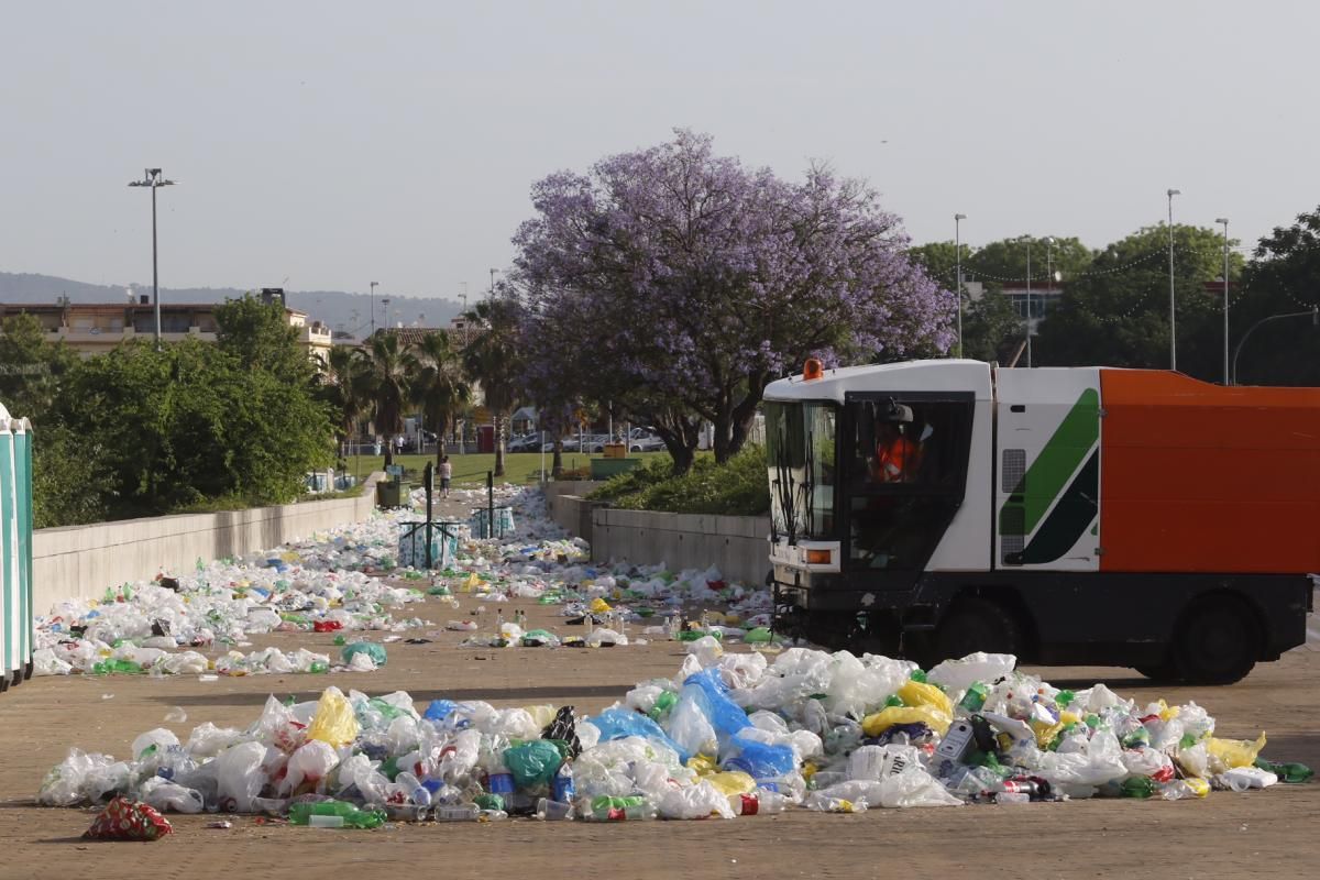 Fotogalería / El día después del 'macrobotellón' de la Feria