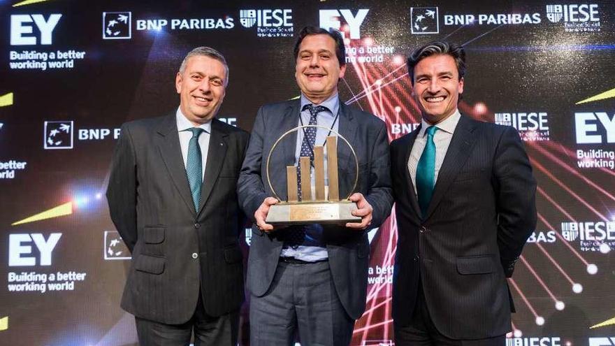 Ignacio Rivera, en el centro, en el momento de recibir el Premio Emprendedor del Año.