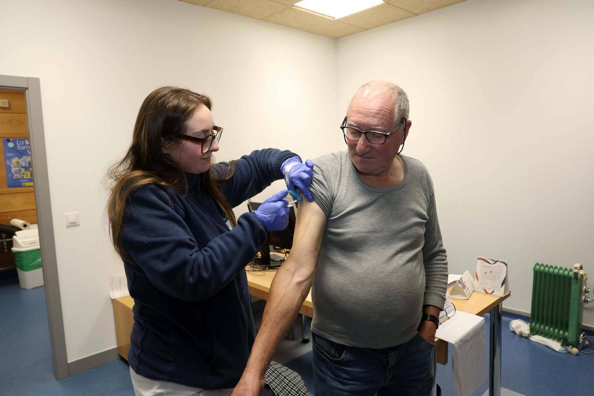 Un participante en el ensayo clínico se vacuna en Vilagarcía.