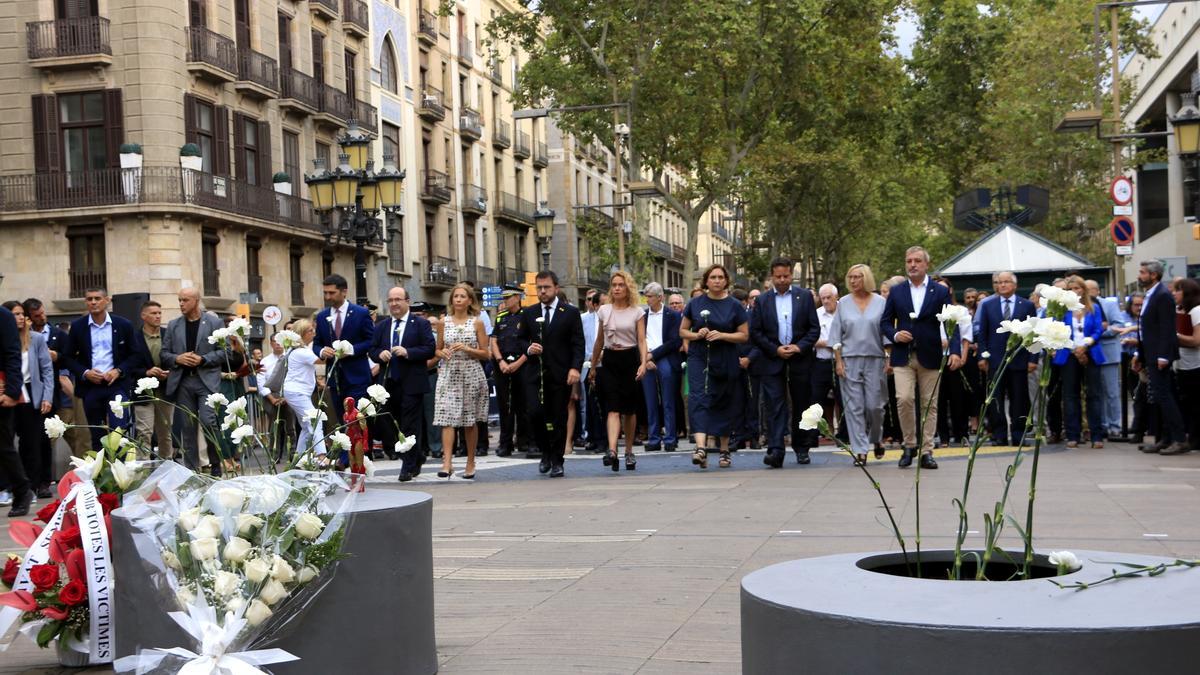 Polítics avançant per fer l&#039;ofrena floral en record de les víctimes dels atemptats del 17-A en la commemoració dels cinc anys, al pla de l&#039;Ós de la Rambla de Barcelona.