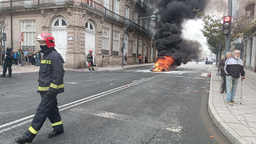 Los bomberos llevan sus protestas a la Diputación de Ourense
