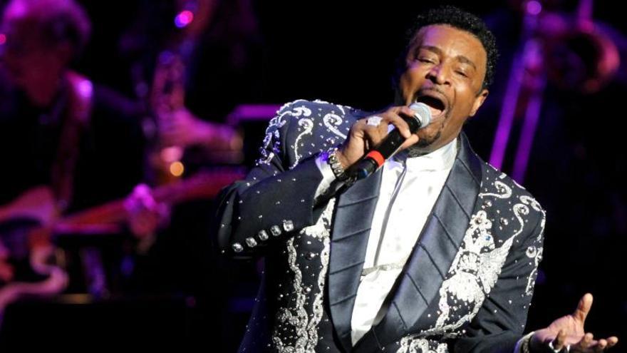 Dennis Edwards durante un concierto.