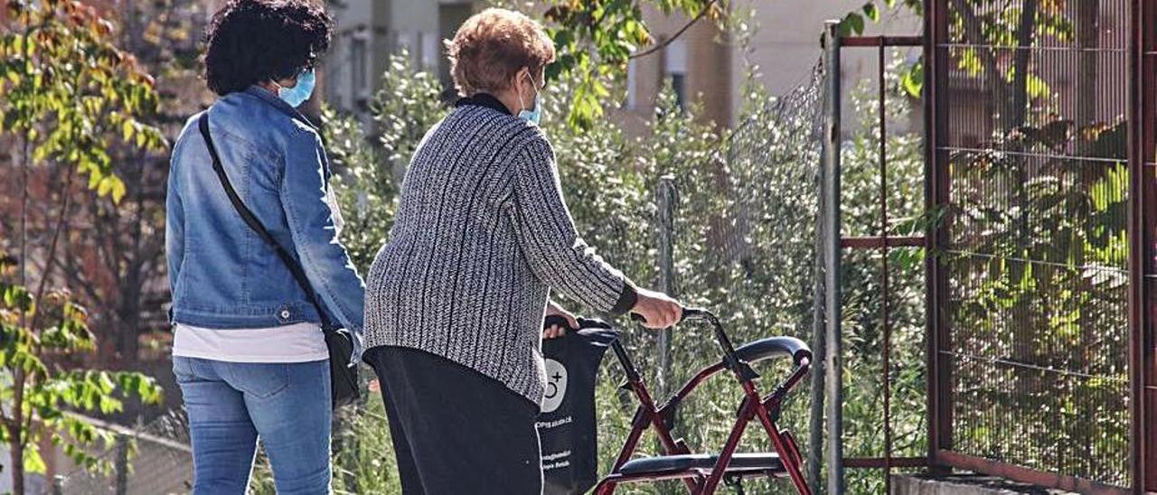 Los mayores incrementarán las horas de ayuda a domicilio. | JUANI RUZ