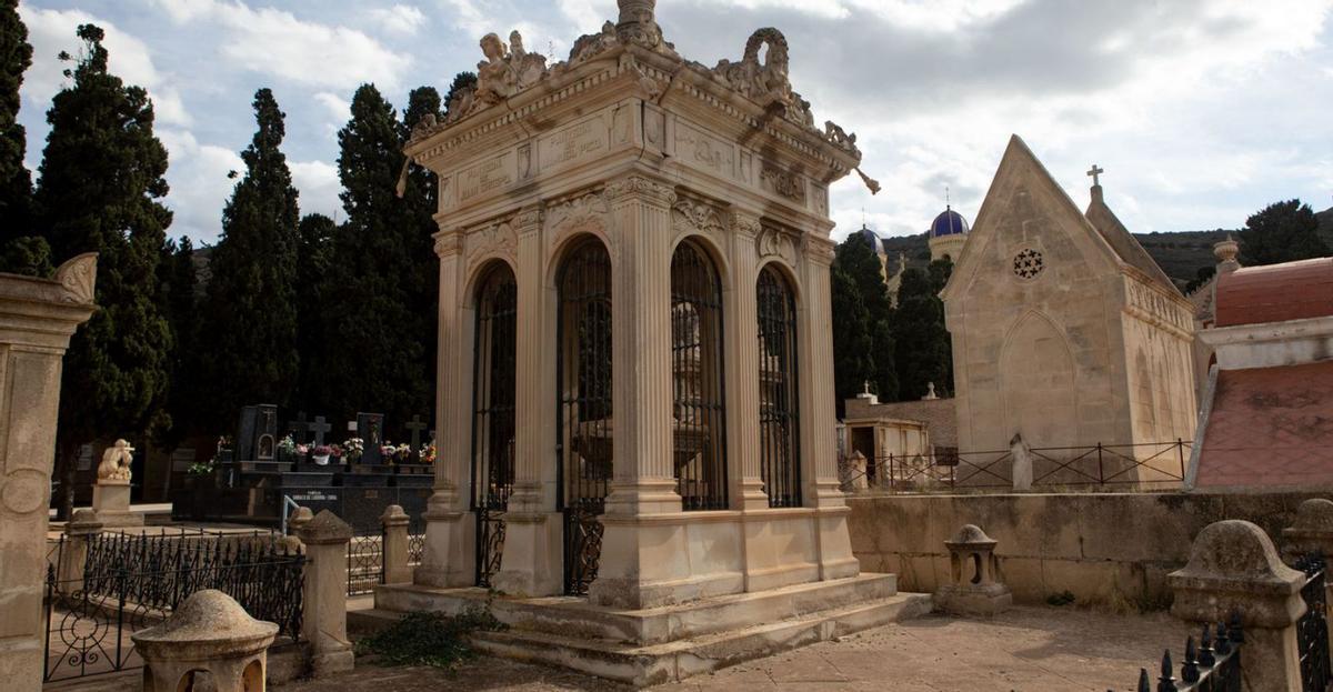 Uno de los mausoleos deteriorados del camposanto cartagenero. | LOYOLA PÉREZ DE VILLEGAS