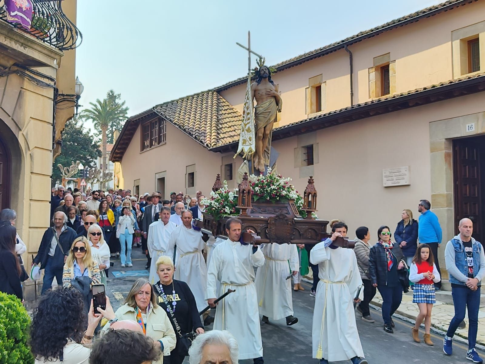 Procesión del resucitado en Villaviciosa: la nueva Virgen de la Semana Santa que concentra todas las miradas