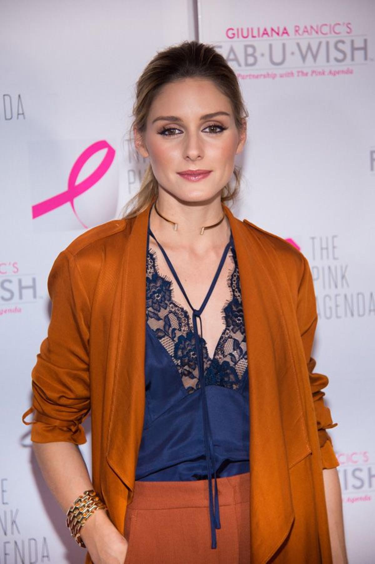 Olivia Palermo con top lencero de color azul marino