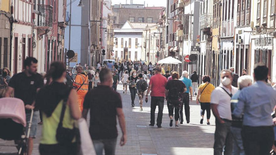 Viandantes pasean por las calles comerciales del municipio de La Laguna.