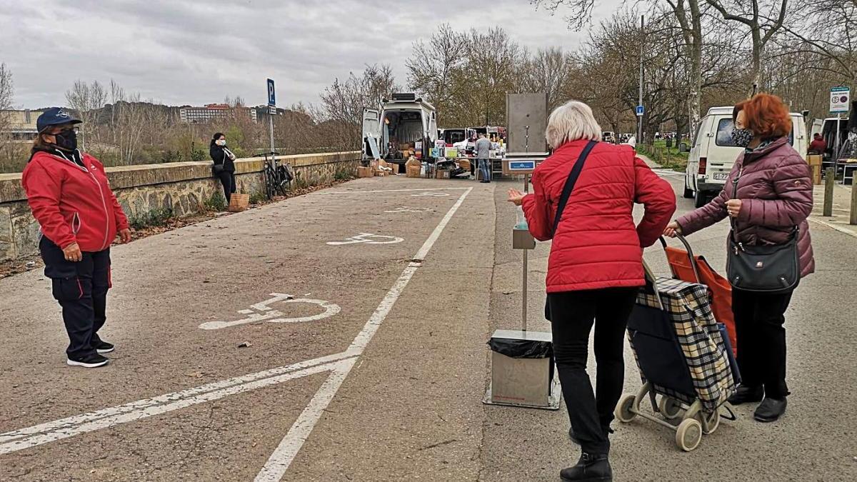 Una de les agents informatives ahir al mercat de la Devesa.