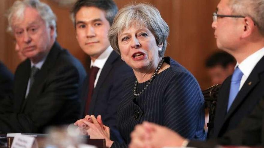 Theresa May, reunida ayer en Londres con líderes económicos japoneses. // Reuters