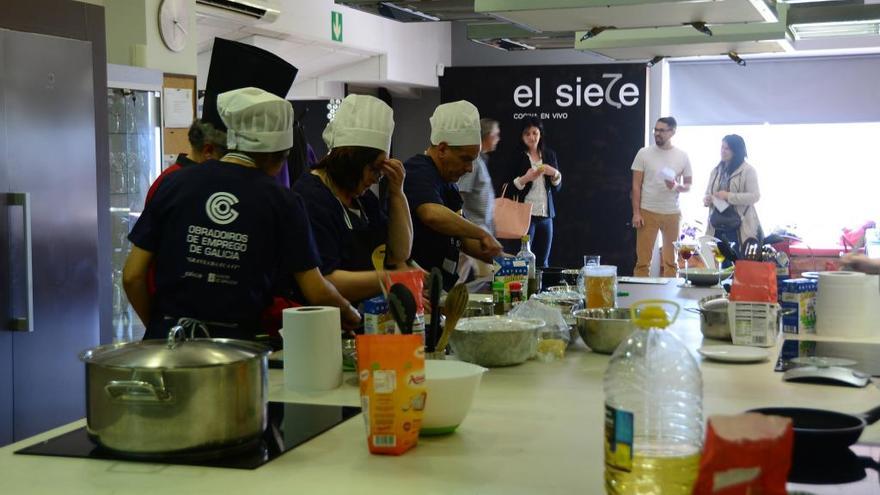 Uno de los cursos de cocina en el establecimiento El Siete de Moaña.//G.N.