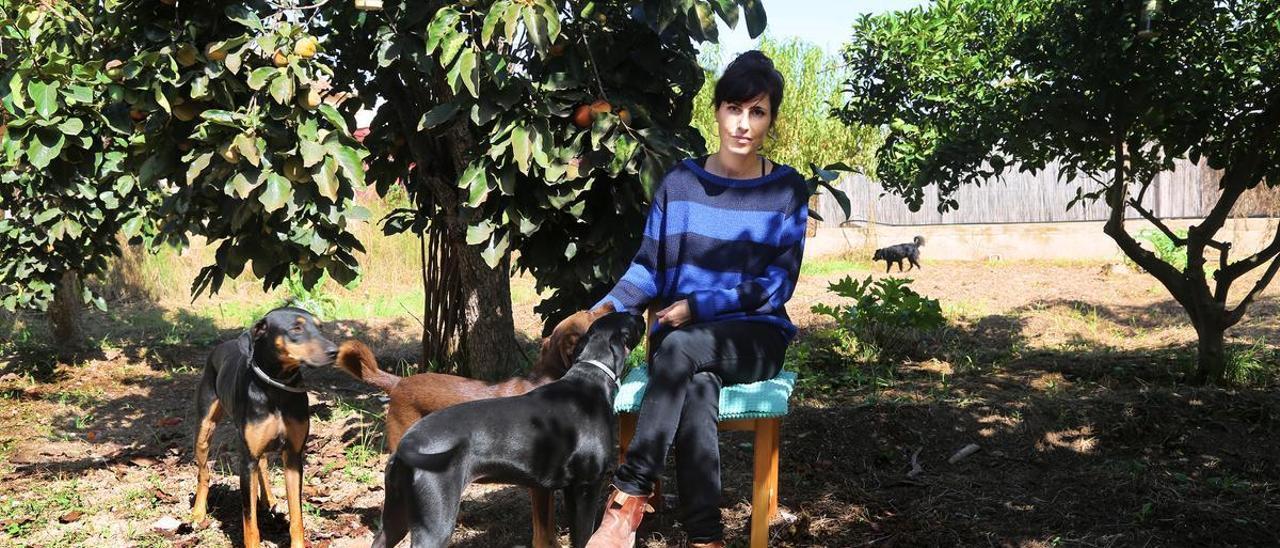 Miriam Garlo, en el huerto de su casa junto a sus perros.