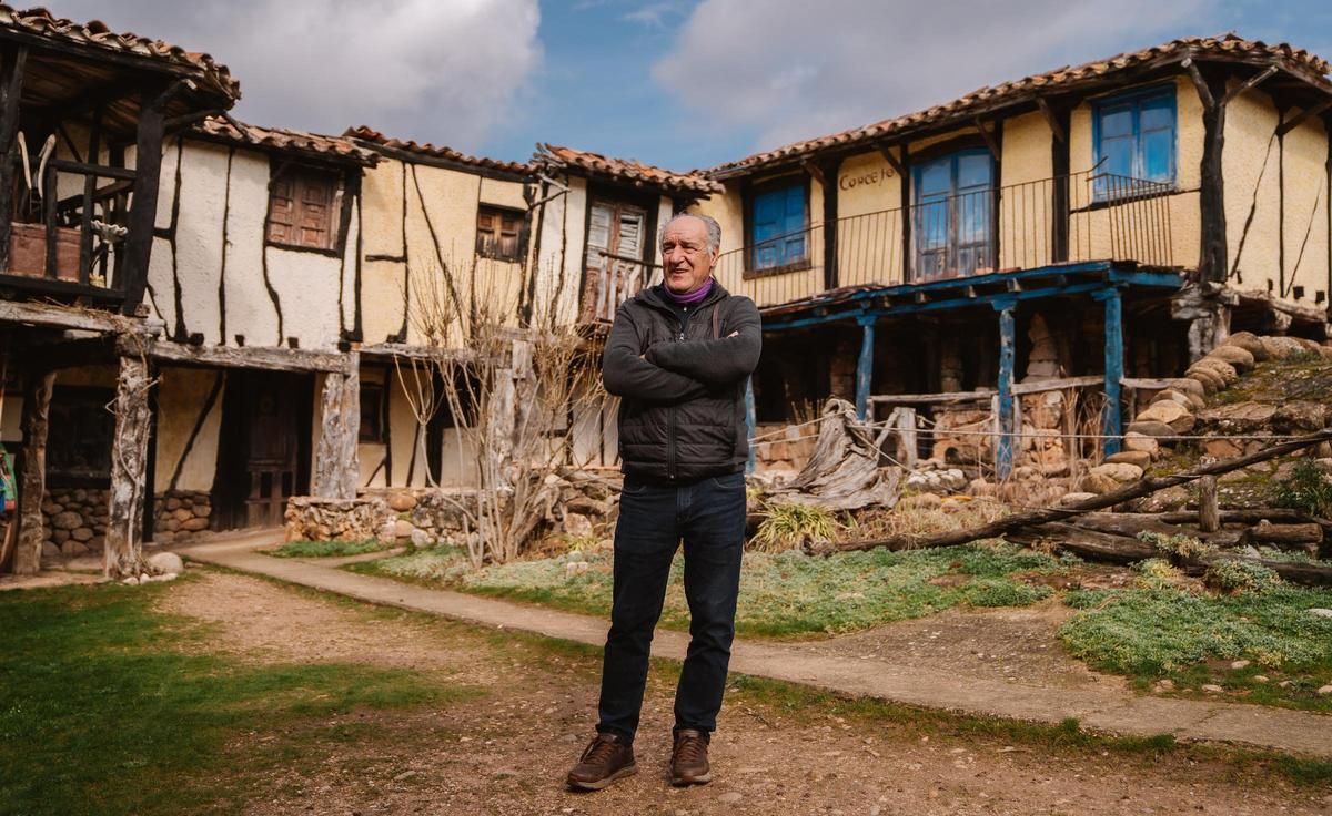 Félix Yáñez, de 62 años, es el hacedor de la maravilla de Territorio Artlanza, un pueblo castellano que es a la vez la mayor escultura al aire libre del mundo y un museo etnográfico.