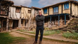 Félix Yáñez, de 62 años, es el hacedor de la maravilla de Territorio Artlanza, un pueblo castellano que es a la vez la mayor escultura al aire libre del mundo y un museo etnográfico.