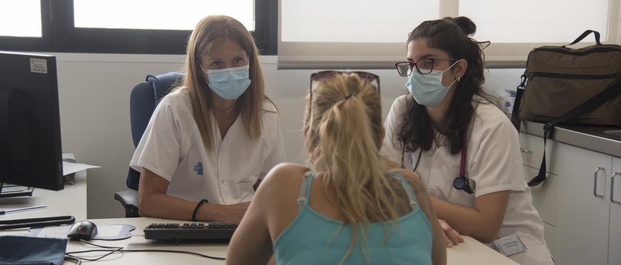 Una de les metgesses residents al CAP Sagrada Família de Manresa durant l’exploració d’una pacient, acompanyada per la seva tutora