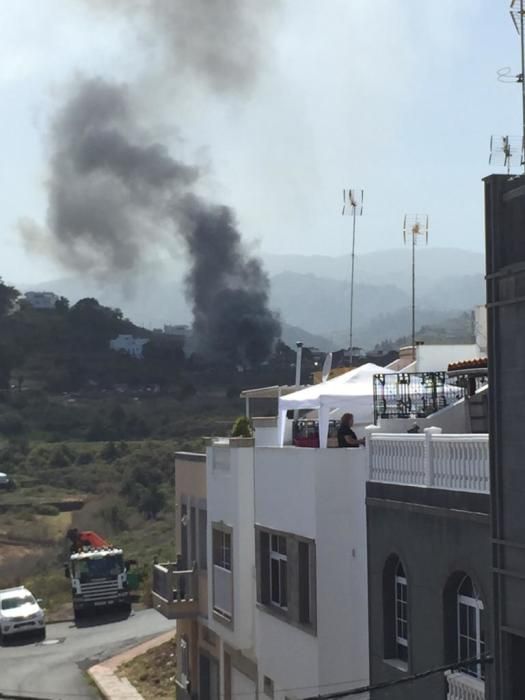 Fuego en un contenedor de la obra de la carretera de Teror.