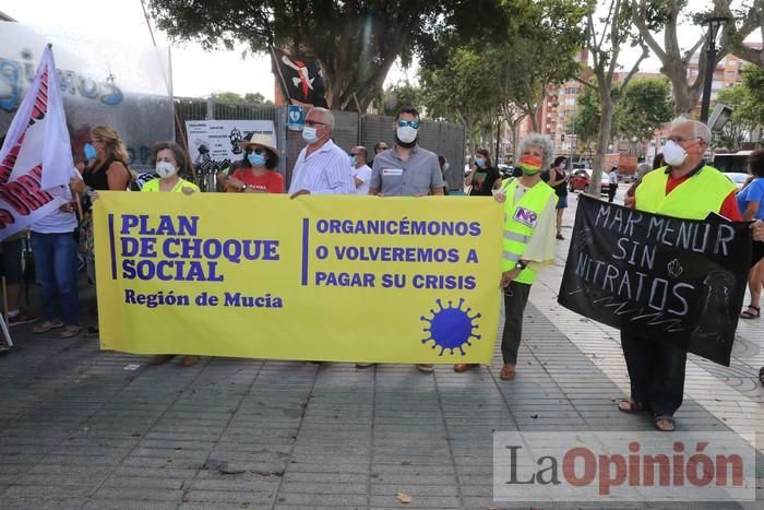 Protesta contra el estado del Mar Menor en la puerta de la Asamblea