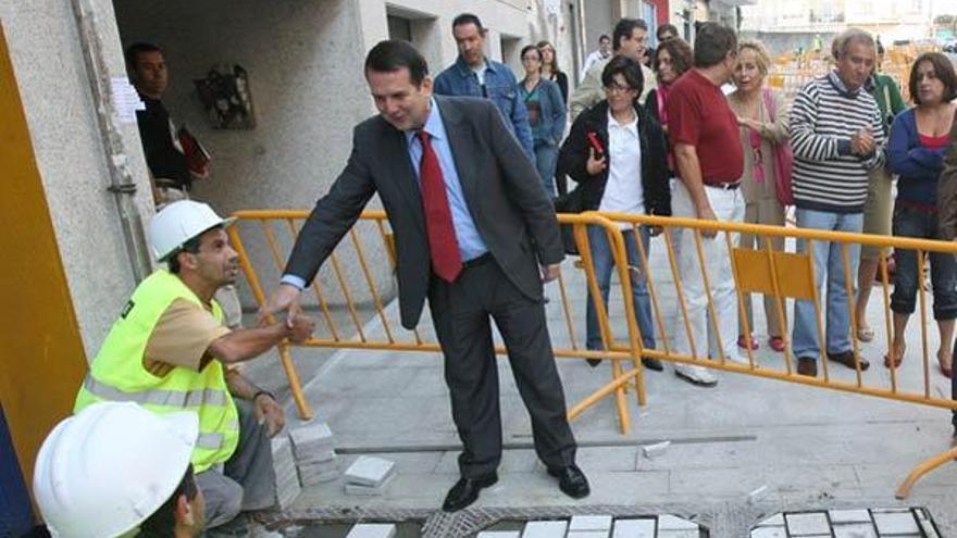 El alcalde, durante su visita a las obras en la calle Torrecedeira.  // Jesús de Arcos