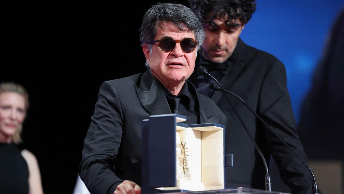 El director, guionista y productor iraní Jafar Panahi celebra tras ganar la Palma de Oro por la película Un simple accidente.