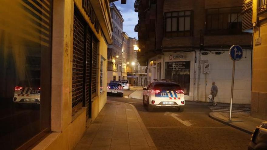 Tres patrullas de la Policía Municipal en la zona de la agresión. | Ana Burrieza