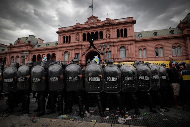 Miles de personas esperan para acceder a la Casa Rosada donde está instalada la capilla ardiente de  Diego Armando Maradona.