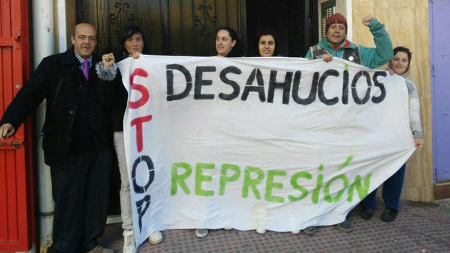 Saadia, tercera por la derecha, apoyada por varios amigos en el portal de su edificio.