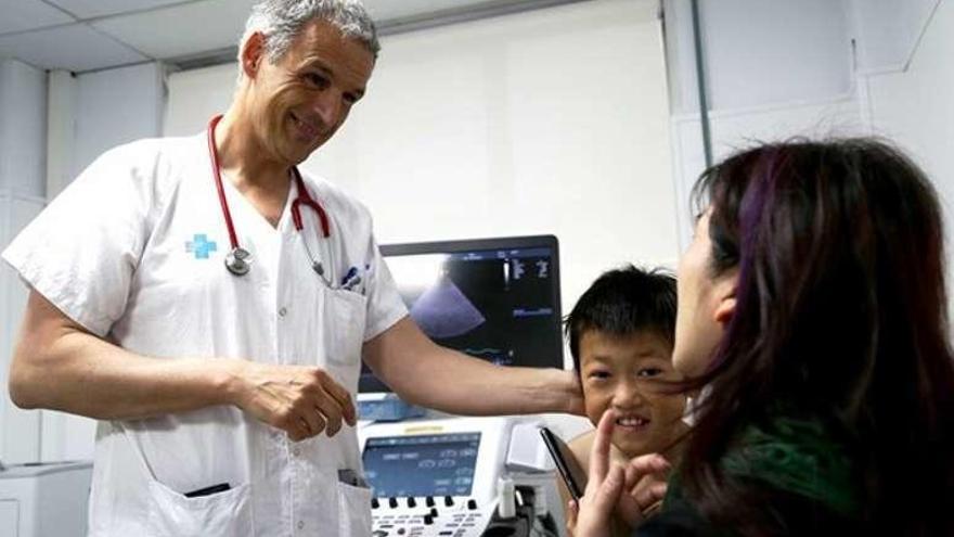 El paciente, con su madre y un médico del equipo. // Hospital Vall D&#039;Hebrón