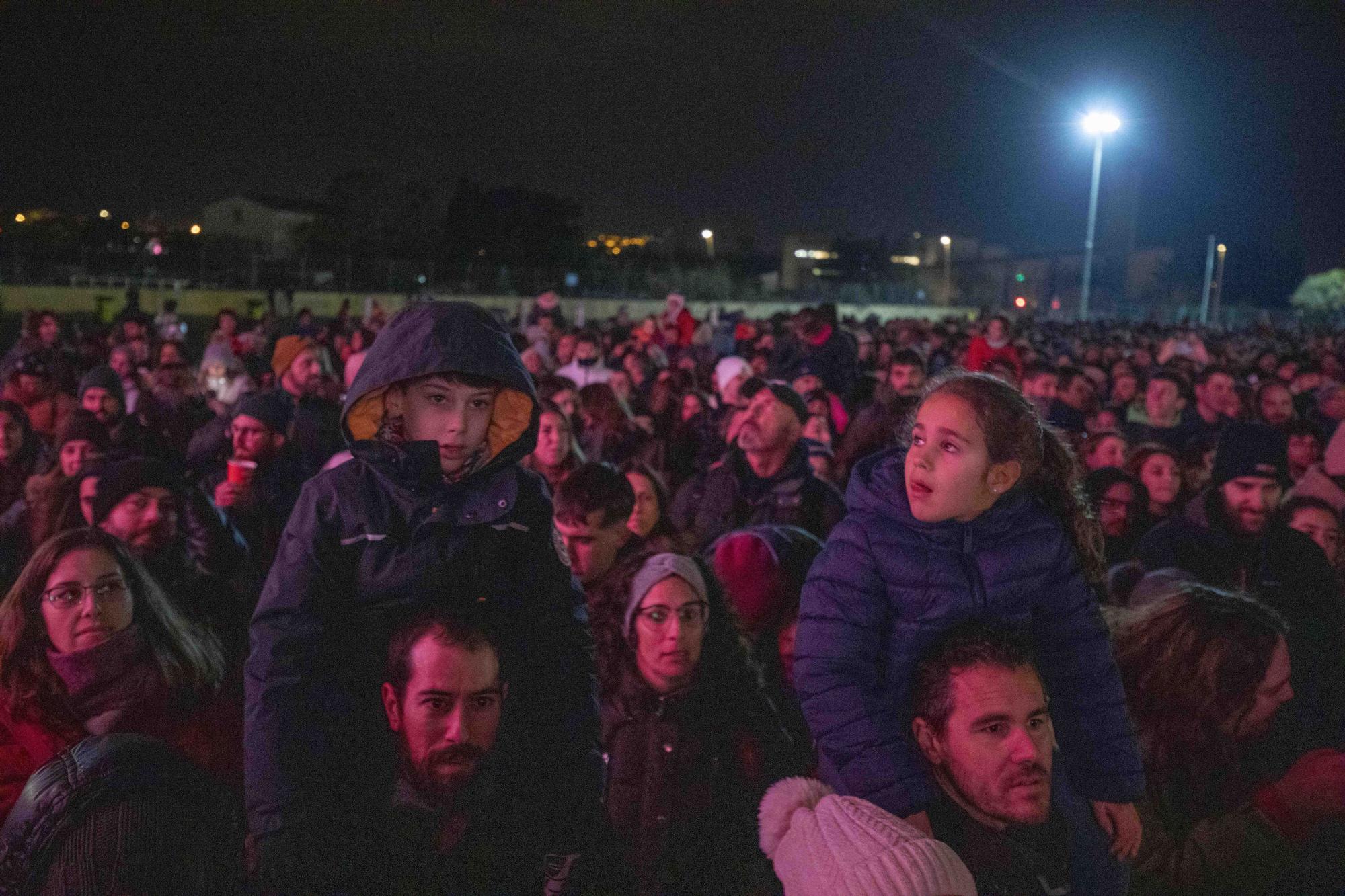 Miles de personas desafían al frío para ver el concierto de Antònia Font en Palma