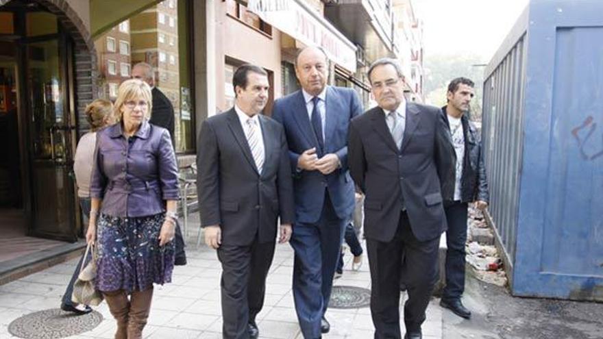 Louro, junto a Caballero, Delfín Fernández e Isaura Abelairas, en su visita a Portanet.  // Carmen Giménez