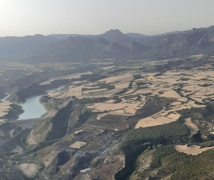 El fuego está cerca del embalse de Montearagón.