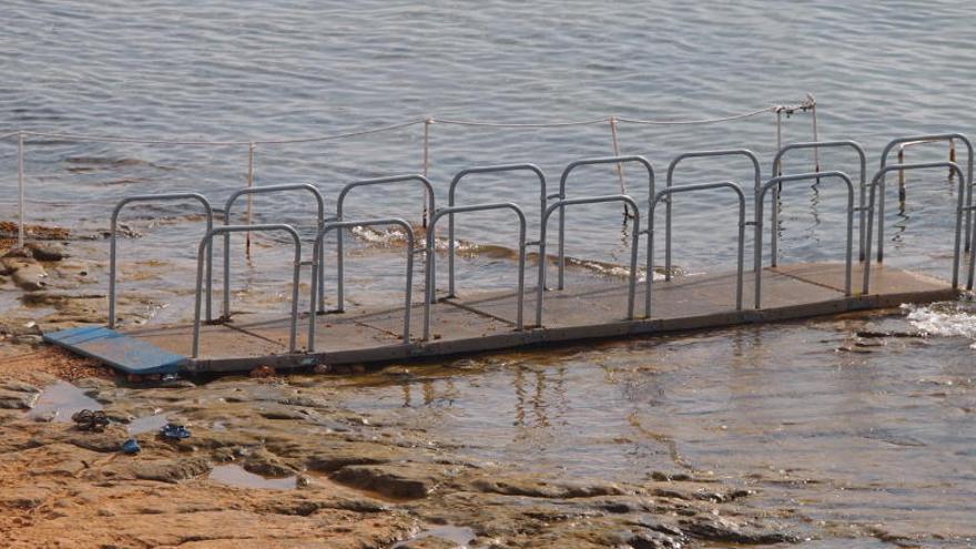 Instalan una nueva pasarela de acceso en la playa de San Roque