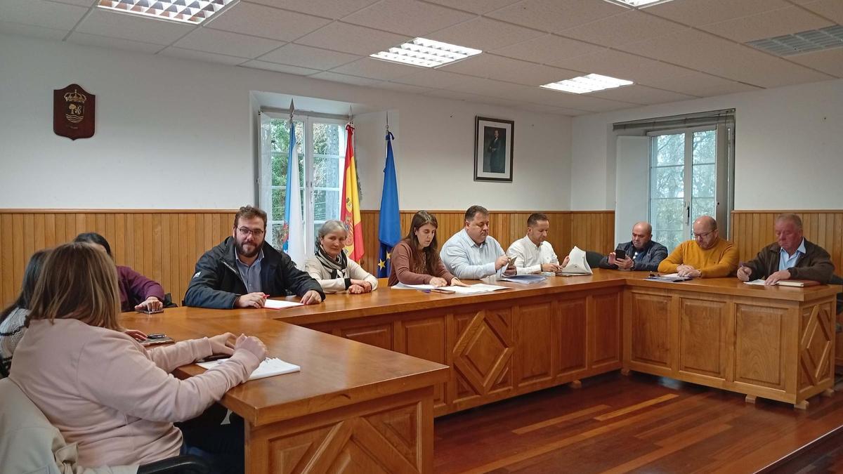 Sesión plenaria da Corporación municipal de Frades.