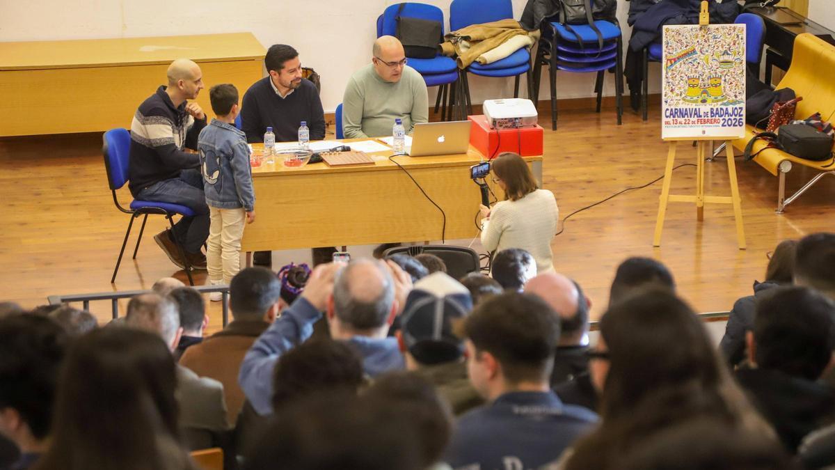 Uno de los momentos del sorteo en la concejalía de Juventud.