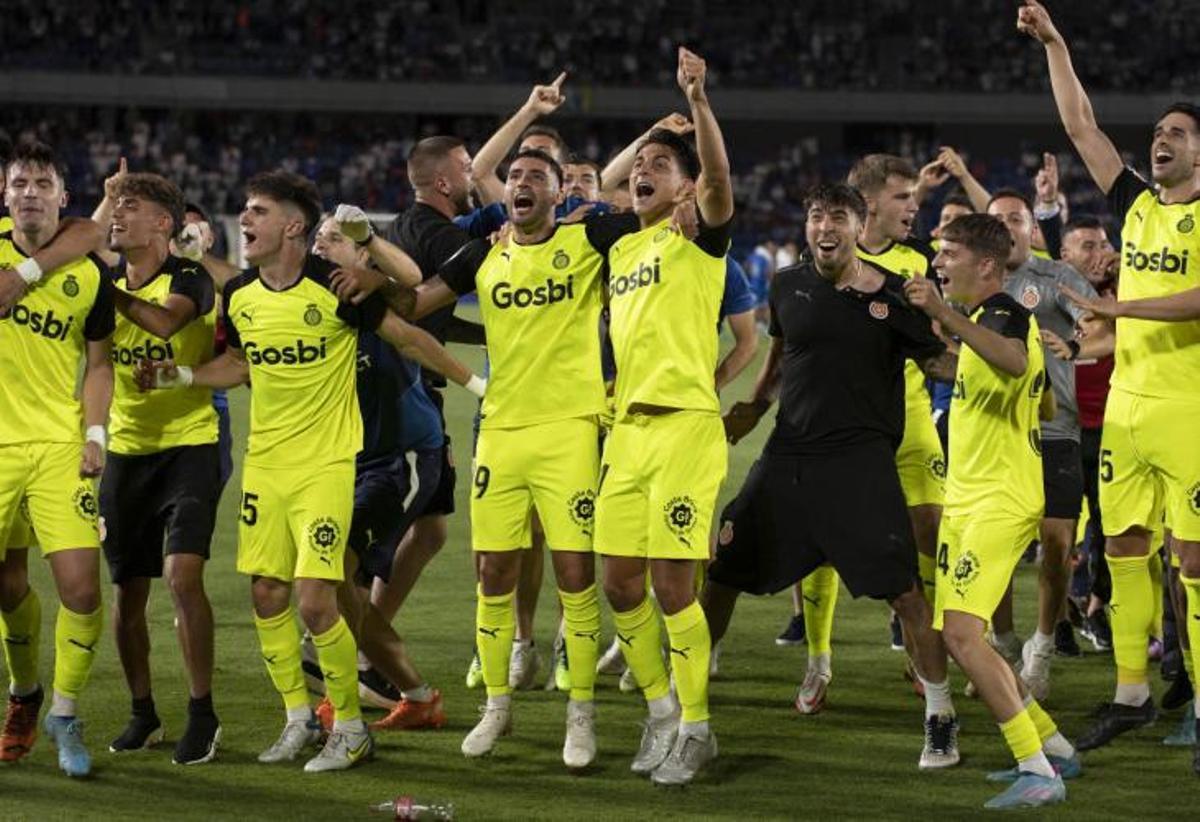 Juanpe (d) festeja el ascenso del Girona en el Heliodoro.
