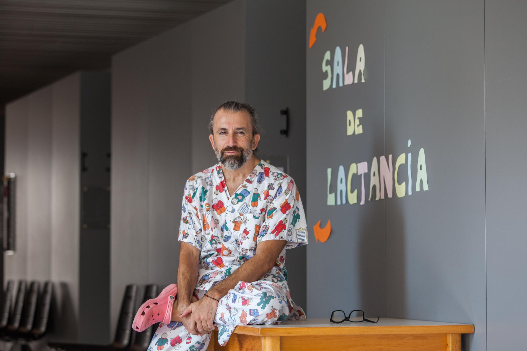 El enfermero de pediatría, frente a la sala de lactancia