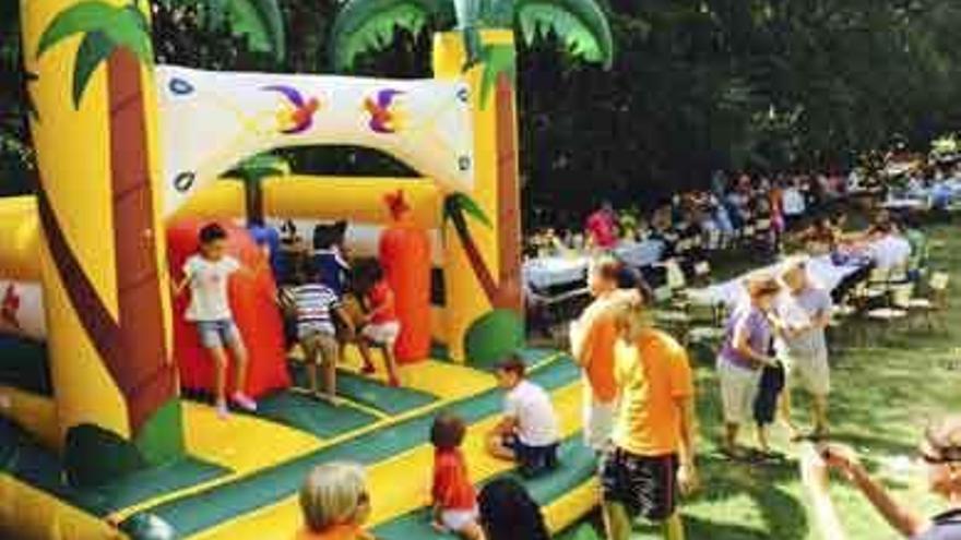 Jóvenes, niños y mayores en las fiestas de Burganes.