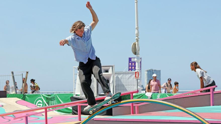 Lea Schairer practicando en el que se conoce como rainbow rail