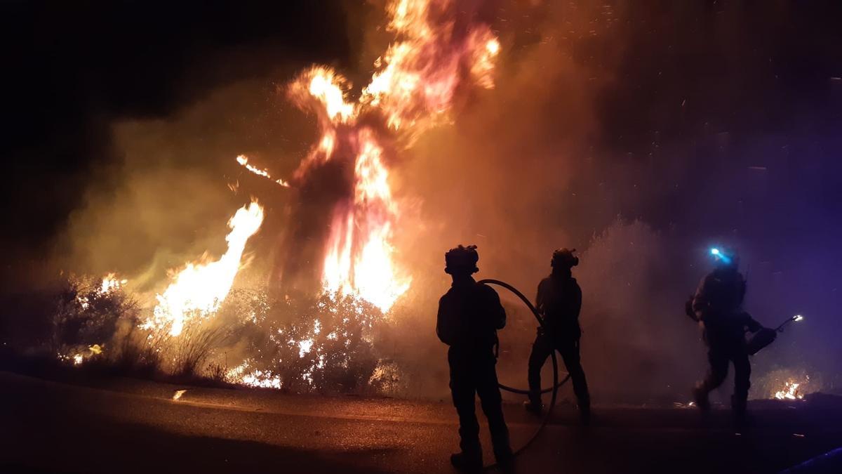 Efectivos del Plan infoca actuando en el incendio de san Roque (Cádiz) en la madrugada de ayer.