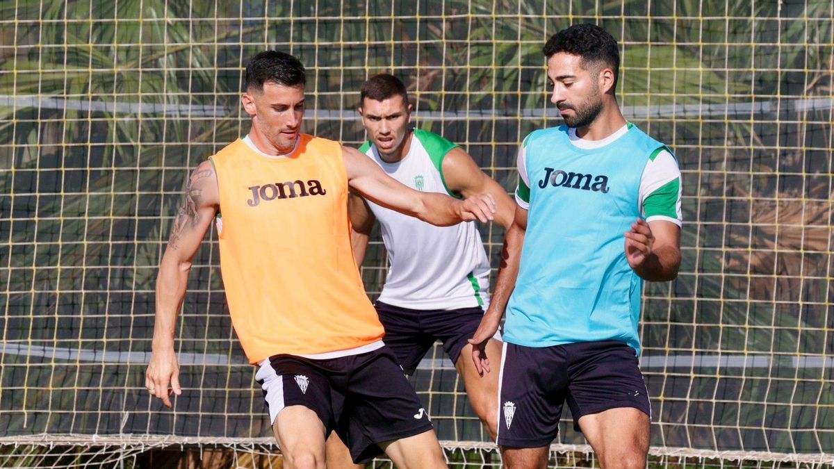 Rubén Alves, a la derecha, junto a Albarrán en el entrenamiento de ayer del Córdoba CF.