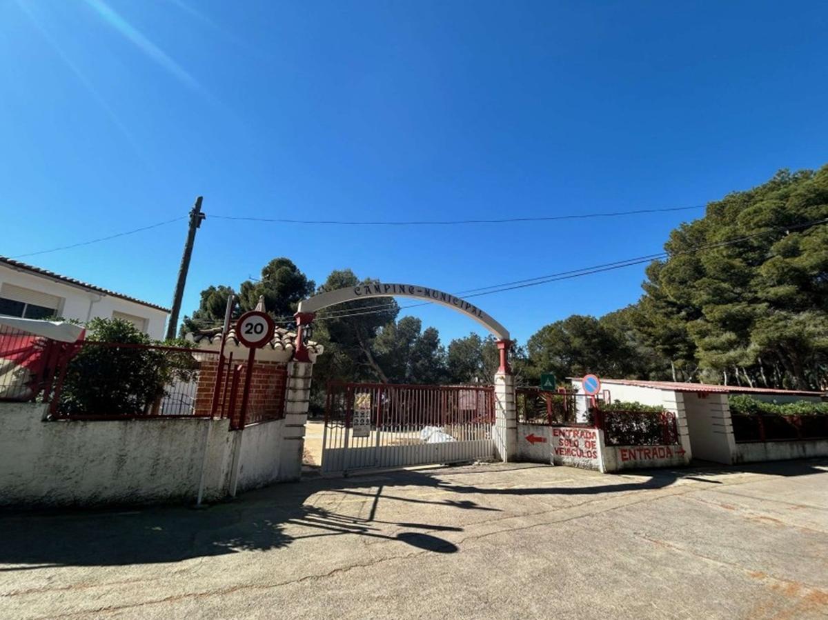 Aspecto exterior de la entrada del cámping municipal de Segorbe.