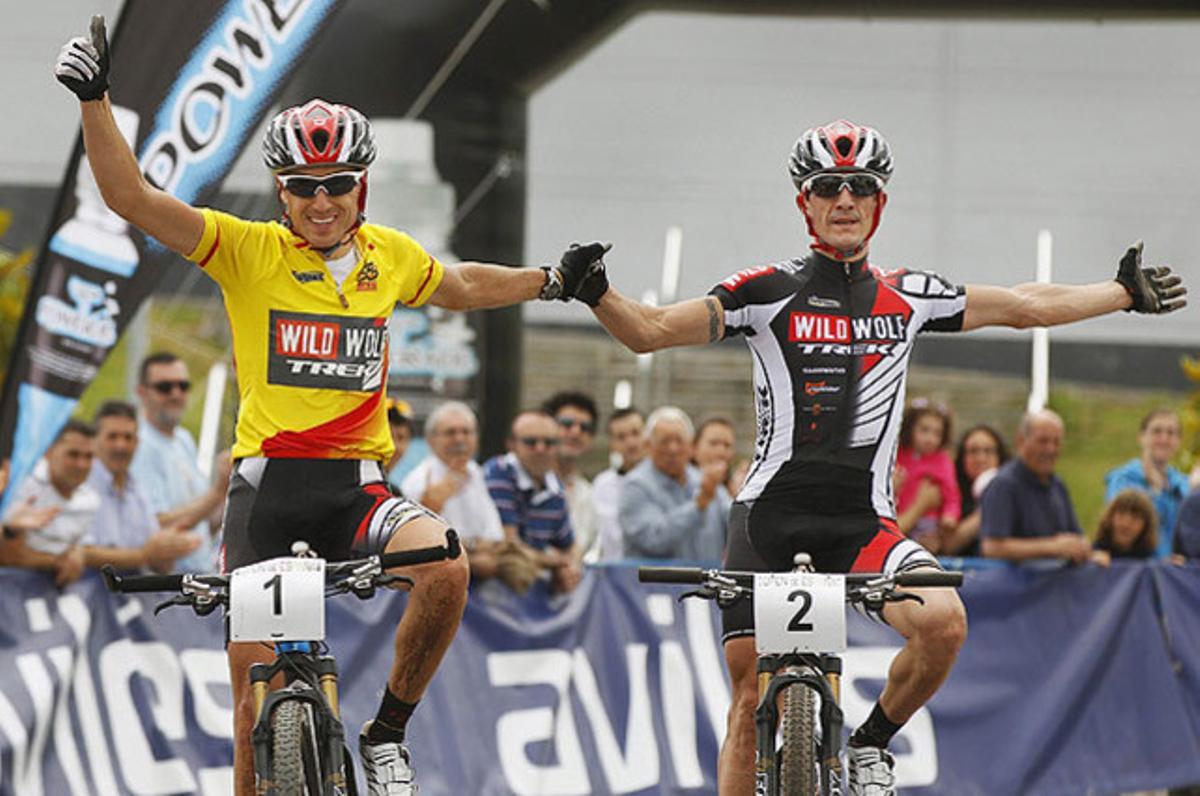 El corredor de l’equip Wild Wolf Trek  Sergio Mantecón (esquerra), i el seu company Carlos Coloma, arriben a meta en la 20a edició de l’Open d’Espanya de BBT ’Villa d’Avilés’, al circuit urbà del Quirinal.