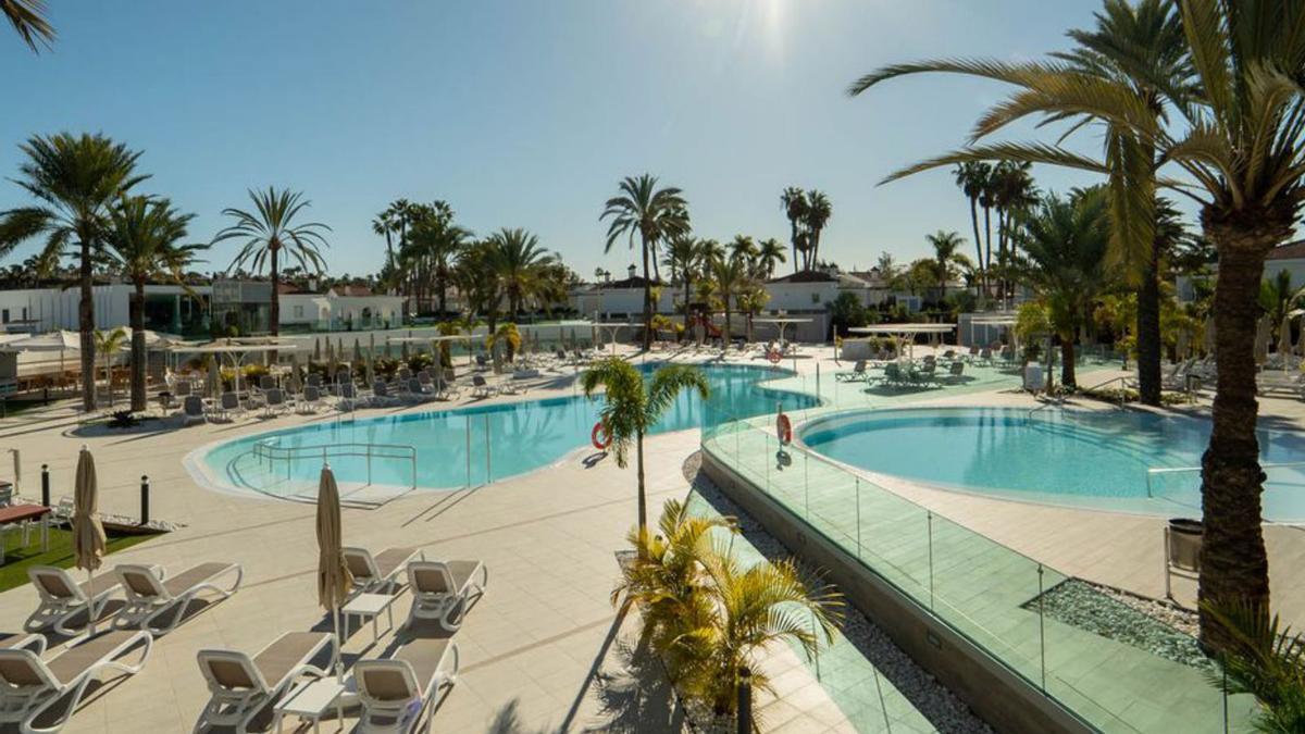 Imagen de la piscina del hotel Dunagolf Suites.