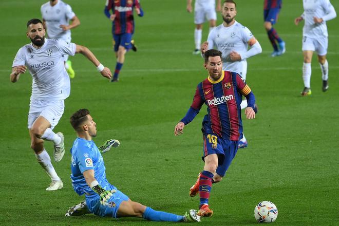 Leo Messi, ante el Huesca, igualaba a Xavi Hernández como jugador con más presencias oficiales en el primer equipo (767)