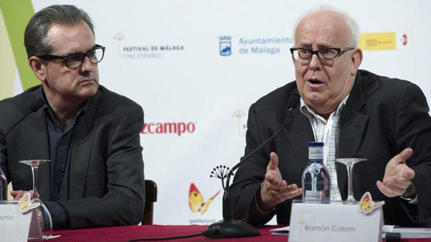 El director del Festival de Málaga, Juan Antonio Vigar, escucha atentamente al presidente de FAPAE, Ramón Colom.